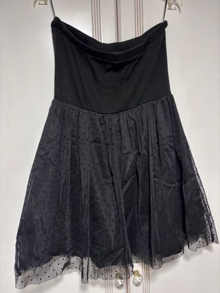 Vestido negro sin tirantes con tul de corazones