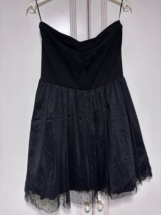 Vestido negro sin tirantes con tul de corazones