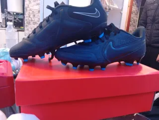 Botas de fútbol Nike negras y azules