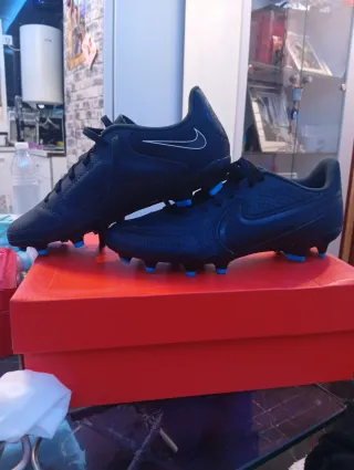 Botas de fútbol Nike negras y azules