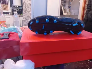 Botas de fútbol Nike negras y azules