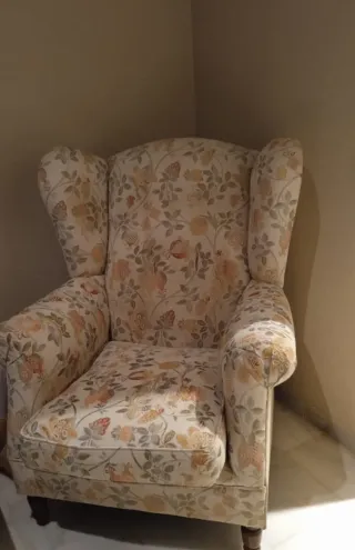 Sillón orejero beige estampado floral