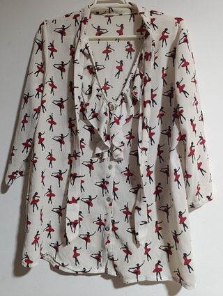 Blusa de mujer con estampado de bailarinas