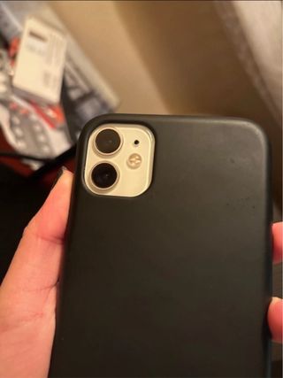 iPhone 11 bianco con batteria 83%, caricatore e auricolari