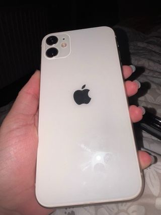 iPhone 11 bianco con batteria 83%, caricatore e auricolari