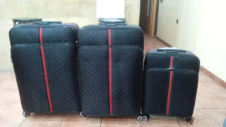 Maletas 23kg y cabina negras con detalles rojos