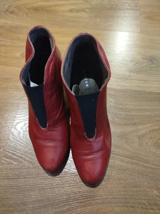 Botines de piel rojos