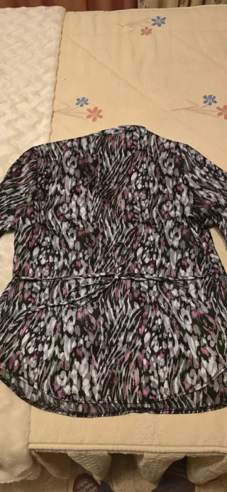 Blusa CANDA Talla 44. Estampado Animal Print.