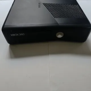 Xbox 360 Slim + Controller + 4 Giochi + Accessori