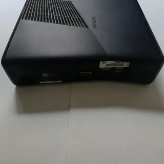 Xbox 360 Slim + Controller + 4 Giochi + Accessori