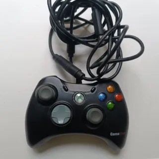 Xbox 360 Slim + Controller + 4 Giochi + Accessori