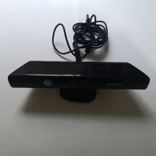 Xbox 360 Slim + Controller + 4 Giochi + Accessori