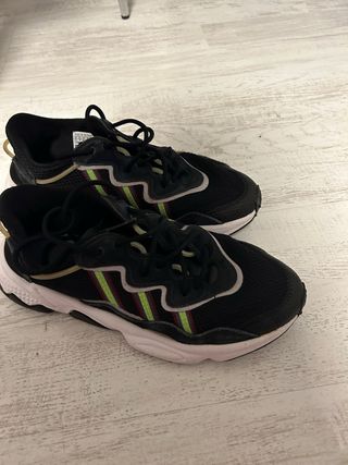 Zapatillas Adidas Negras con Detalles Verdes