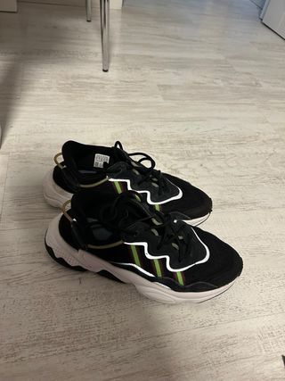 Zapatillas Adidas Negras con Detalles Verdes