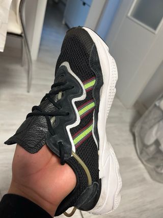 Zapatillas Adidas Negras con Detalles Verdes