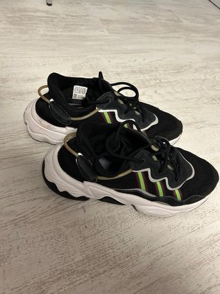 Zapatillas Adidas Negras con Detalles Verdes