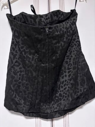 Corsé negro con cordones y estampado