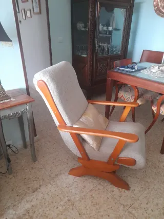 Butaca beige y marrón en buen estado