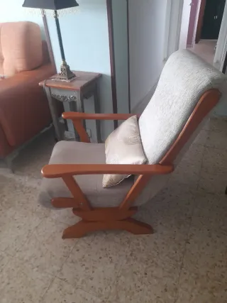 Butaca beige y marrón en buen estado