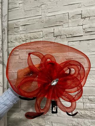 Copricapo rosso con piume sintetiche e tessuto