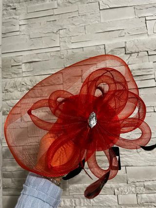 Copricapo rosso con piume sintetiche e tessuto