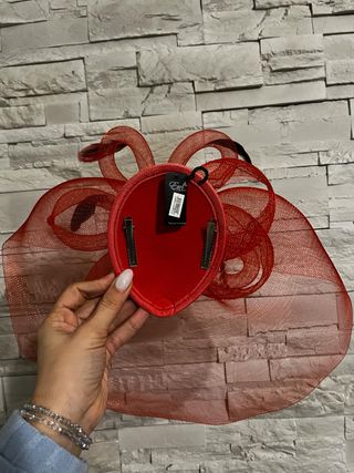 Copricapo rosso con piume sintetiche e tessuto