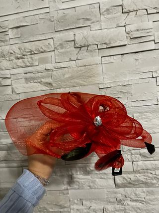 Copricapo rosso con piume sintetiche e tessuto