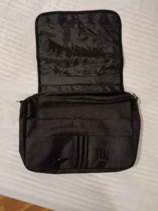 Maletín/Funda Portátil Negro. Con bandolera.