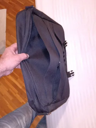 Maletín/Funda Portátil Negro. Con bandolera.