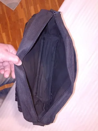 Maletín/Funda Portátil Negro. Con bandolera.