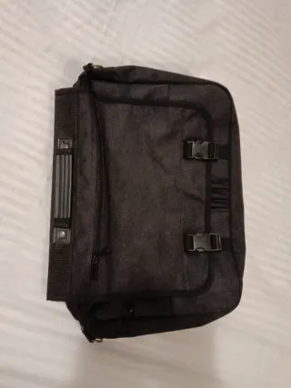 Maletín/Funda Portátil Negro. Con bandolera.