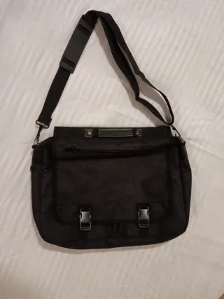 Maletín/Funda Portátil Negro. Con bandolera.