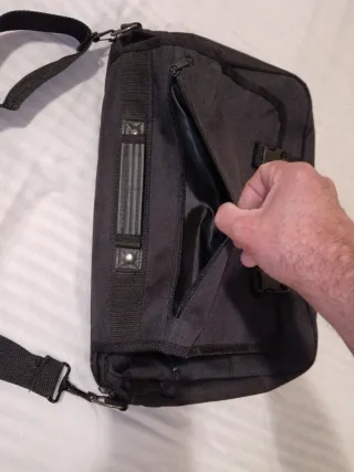 Maletín/Funda Portátil Negro. Con bandolera.