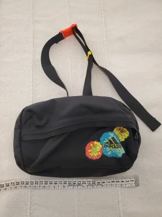 Riñonera Adidas negra con flores
