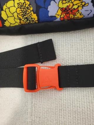 Riñonera Adidas negra con flores