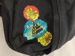 Riñonera Adidas negra con flores