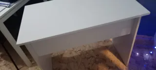 Escritorio blanco con cajón