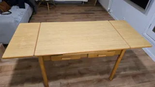 Mesa de cocina extensible y cuatro sillas.