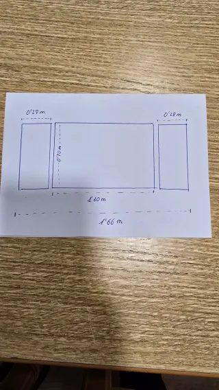 Mesa de cocina extensible y cuatro sillas.