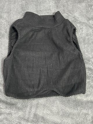 Top sin mangas negro cuello alto