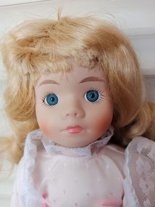 MUÑECA DE PORCELANA