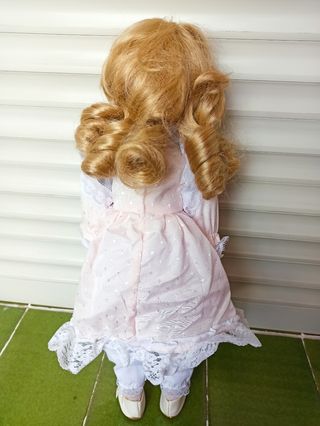 MUÑECA DE PORCELANA