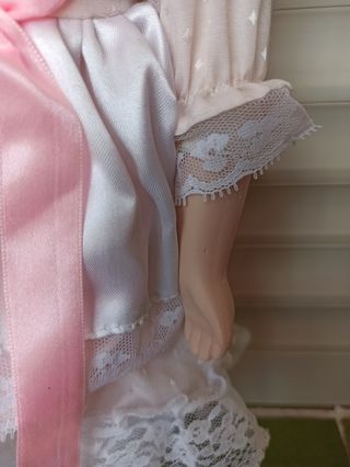 MUÑECA DE PORCELANA