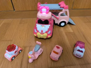 Camión de juguete rosa con accesorios