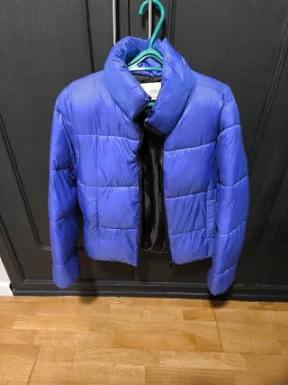 Cazadora azul acolchada