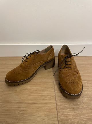 Zapatos de ante con cordones y tacón