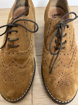 Zapatos de ante con cordones y tacón