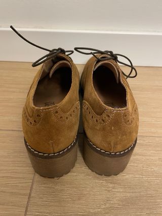 Zapatos de ante con cordones y tacón