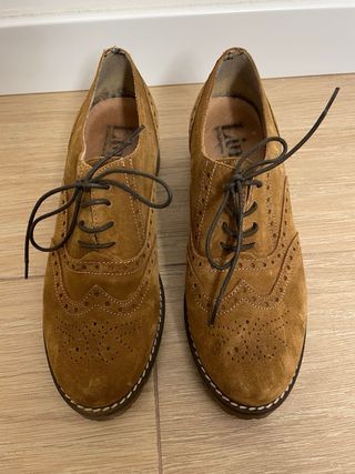 Zapatos de ante con cordones y tacón