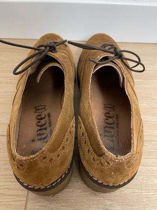 Zapatos de ante con cordones y tacón